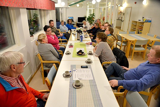 Särkisalossa pohdittiin viime viikolla kesän urheilutapahtumia porukalla. Pöydän ympärillä vasemmalta lukien myötäpäivään Veikko Vuorijoki, Niina Olander, Kirsi Nummi, Vesa Lilja, Päivi Lindeman, Johanna Aho, Tiina Salminen, Kari Salminen, Kristiina Pihtlahti, Teija Troberg-Lilja, Jussi Mattila, Liisa Särmänö, Leena Karppinen ja Ilkka Hänninen.