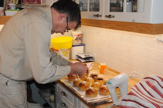 Mika Virtanen täyttää laskiaispullia melkein kirurgintarkasti. Eilen täytteeksi meni hilloa ja kermavaahtoa.