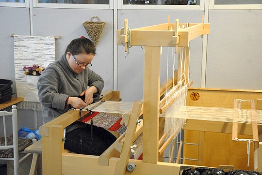 Marianne Vallittu tekee töitä vielä muutaman viikon ajan Toijan Kuusituvassa, mutta myöhemmin keväällä hänenkin työpaikkansa on Perniössä. - Hyvillä mielin lähden, tuumi Marianne. Keskiviikkona ohjelmassa oli muun muassa kudontaa.