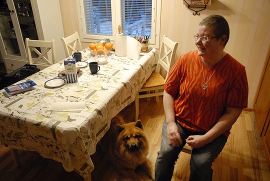 Tiina Vaarapuro toteaa, että syöpähoitojen aikana oli tärkeää, että arki jatkuu. Turo-koiralla oli oma osuutensa siinä, koira kun vaatii lenkitystä päivittäin.