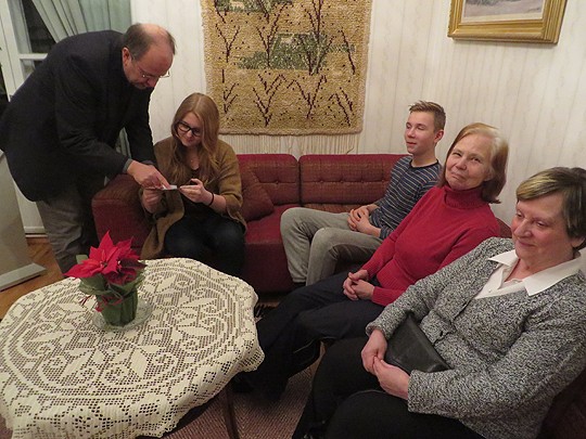 Rippikoululainen Laura Henttinen hankki merkinnän osallistumisestaan Martti Santakarilta. Myös Juho Elovaara on rippikoululaisia. Lähinnä kameraa Leena Olenius ja Sirkka-Liisa Elovaara.