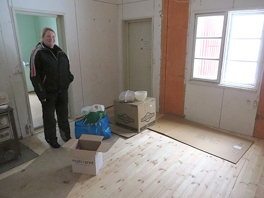 Talonmiehen asunnon lattia kiiltää uutuuttaan. Elina Kotilainen arveli, että tila sopisi hyvin talon keittiöksi.