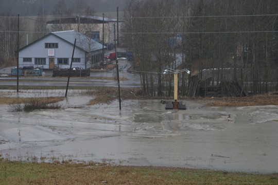 Joki oli tiistaina Perniön asemalla jo varsin lähellä kantatietä.