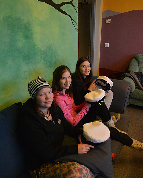 Vilma Valjanen, Kaisa Vainio ja Marianne Lehtonen jatkavat kirjoitusurakkaa maaliskuun puolella. Kuvan valkolakit kuuluvat oppilaskunnan huoneen kalustukseen.