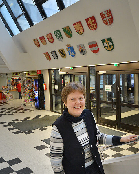 Tuija Skarp aloitti työuransa Perniön terveyskeskuksen pesulassa. Nyt työmaa on Salon pääterveysasemalla ja rintapielessä tittelinä osastonhoitaja.