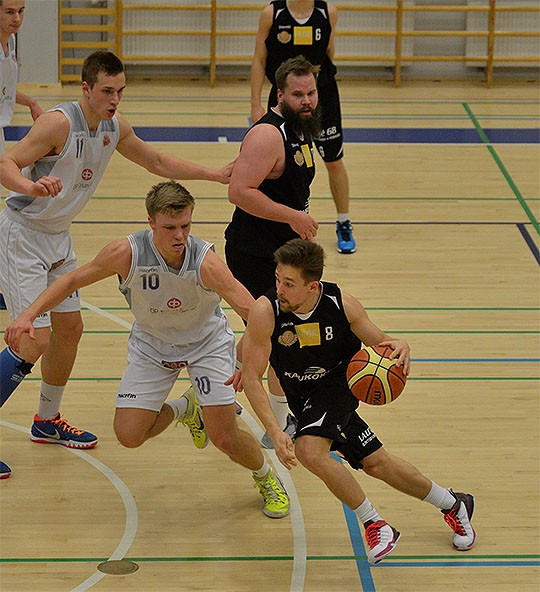 PeU:n Antti Rindell ohittaa NMKY:n Eero Innamaata.