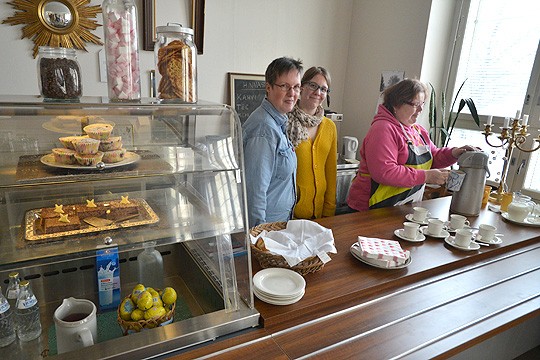 Kunnantaloon pääsee taas kahville. Eilen vuorossa olivat Sirpa Valtonen, Sinja Oksa ja kahvia juuri kuppiin pumppaava Sanna Kesäläinen.