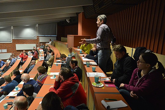 PeU:n koripallojaoston Pekka Leikkonen toivoi, että salimaksujen suhteen otettaisiin aikalisä. Lähinnä kuulolla ovat saman seuran Pasi Karjunen ja Kriista Rokka.