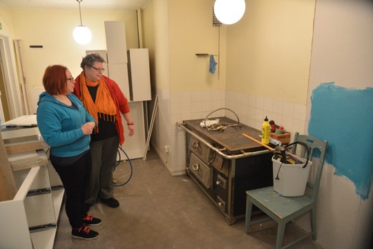 Tuohikodon keittiössä on remontti vaiheessa. Elli Kaukiainen ja Tanja Virtanen toivovat, että komea puuhella saisi uuden kodin.