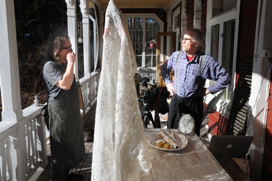 Särjestä tehdyt kalapuikot kuvattiin Meritorpan kuistilla keväisissä oloissa. Janne Rautio ja Timo Viljakainen fundeeraavat.