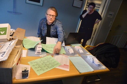 Pikkujätti-turnauksen sävelet alkavat olla selvät. Jyrki ja Hanne Nurmen edessä pöydällä ovat viikonlopun ottelukaaviot.