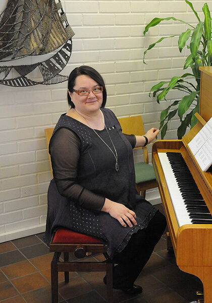 Riitta Koivisto on soittanut Särkisalon tilaisuuksissa kevään ajan. Maanantaina ohjelmassa olivat muun muassa yhteissynttärit seurakuntakodissa.