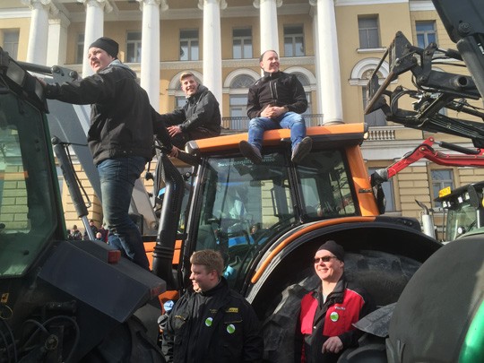 Senaatintorilla oltiin vakavan asian takia, mutta hymyssä suin; perniöläisistä traktorin päälle ovat kiivenneet Matti Laakio, Nestori Peltonen ja Luukas Erjala. Alempana tähyilevät Santeri Löflund ja Jouko Kaarlamo. Kuva Markku Peltonen.
