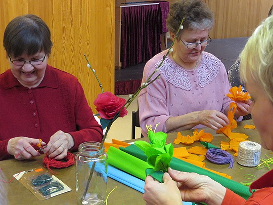 Kukkien teko sujui näppärästi Lahja Jääskeläiseltä (vas), Lea Leinolta ja Päivi Lindemanilta.