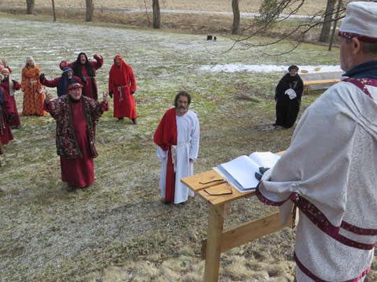 Jeesus (Harri Liuksiala) tuodaan Pontius Pilatuksen (Kauko Kuparinen) eteen. Fariseusten johtaja Heikki Liede ja muu väkijoukko kehottavat ristiinnaulitsemaan.