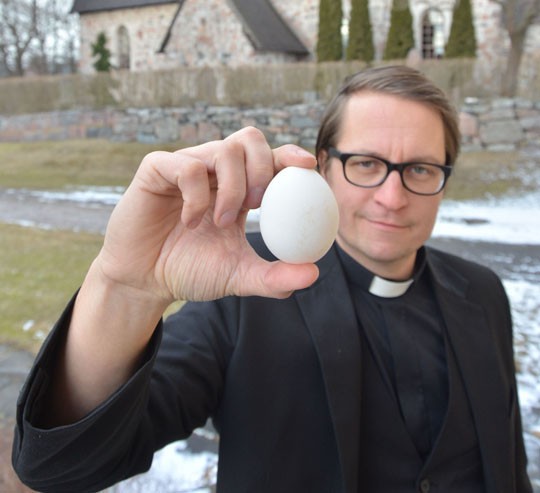 Munien kulutus on valtakunnallisesti nousussa, ja pääsiäisenä on perinteisesti munien kulutuksen sesonkiaikaa. Johannes Alaranta muistuttaa, että muna liittyy pääsiäisen tarinaan. Taustalla näkyvässä Pyhän Laurin kirkossa kokoonnutaan pääsiäisen sanoman äärelle muun muassa tänä iltana.