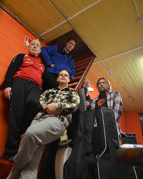 Juhalan asuinyksikön kellari on keskiviikkoisin Karvisten treenikämppä. Koolla vas. Kari Tavinen, Kari Palenius, Henri Kautiainen ja Arto Pasio ja ylimpänä rapuilla Mikko Heinonen.