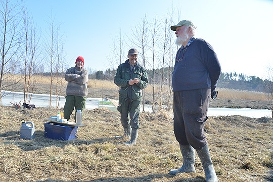 Tiistaina lahden rannalla oli koolla pitkään yhdistyksessä mukana ollut kolmikko; Leena Muuri, Mika Virtanen ja Paavo Heinonen.