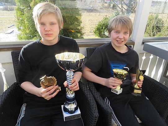 Arttu (vas) ja Aleksi Tauriainen harjoittelevat kesäisin usein kotinsa terassilta näkyvällä koulun urheilukentällä.