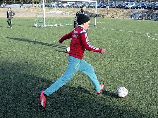 Kasper Parviainen vauhdissa Pauli Luusalon valvovan silmän alla D-poikien harjoituksissa maanantaina.