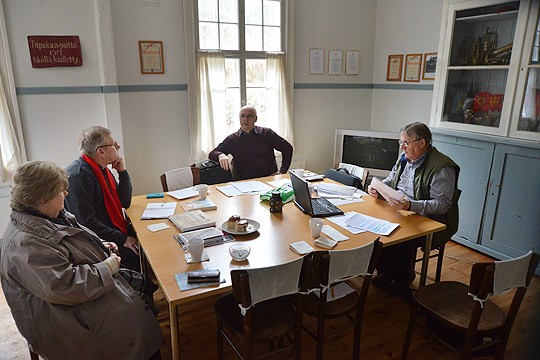 Kyläkirjan tiimoilta oltiin koolla Matilda-talossa tiistaina; toimituskunnan ytimeen kuuluvat Mariitta Mustonen, Jaakko Suominen, Eino Saarikoski ja Ralf Arén. Tarkoituksena on saada kirja valmiiksi vuonna 2017.