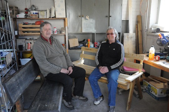 Särkisalossa tehdään penkkejä vielä tänään, joskin monta on jo valmiinakin. Kari Salminen ja Raul Laesma istahtivat malliksi.