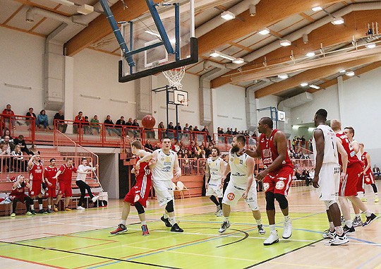 PeU:n kausi päättyi kahteen otteluun Tampereen Pyrintöä vastaan. Valkopaidoista lähinnä Jesse Räikköläinen ja Juho-Kusti Räsänen.