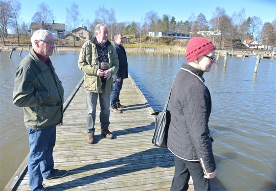 Meri on jäätön, mutta Särkisalon kirkonkylän rannassa vesi on vielä sameanlaista. Tiistaina vesiasioita pohtivat Veikko Vuorijoki (vas), Heikki Liede, Juha Karimo Ja Leena Muuri.
