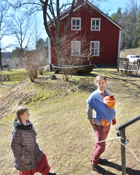 Victoria Lindqvist ja Jon Lindström jatkavat Villa Christinen toimintaa. Kantorepussa nukkuu Evin.