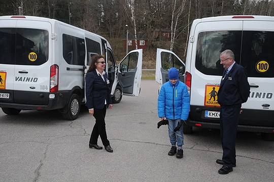 Tämä näky toistuu Särkisalon koululla joka arkipäivä; pikkubussit ottavat koululaiset kyytiinsä. Tiistaina kyytiläisiä odottivat Titi Kruskopf ja Esko Kaskia. Benjamin Signellin oli määrä kiivetä Kruskopfin autoon.