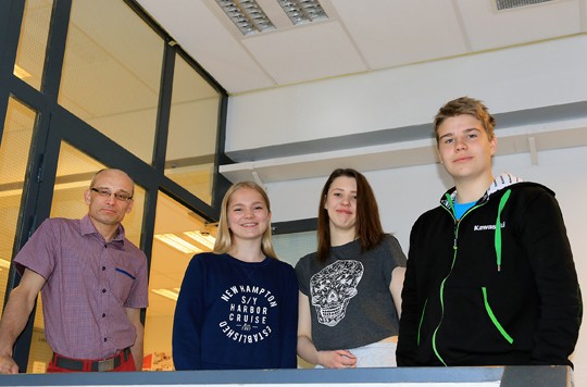 Perniön lukioon hakeneet ysiluokkalaiset Veera Virtanen, Mia Lindroos ja Kasper Peltonen hakevat Perniön lukioon. Jatkosuunnitelmiensa suhteen he saivat opastusta opinto-ohjaaja Markku Kaartiselta.