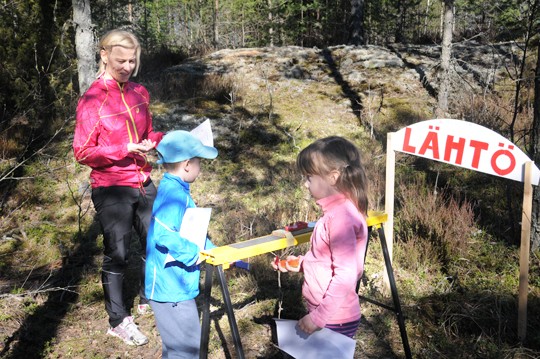 Juho, Eeva ja Ella Leinonen lähtivät lenkille porukalla maanantaina.
