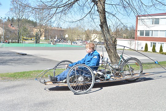Elias Laajalahti tuli viime viikolla kouluun omalla autolla. Parkkipaikka piti löytää opettajien autojen luota; mopojen ja mopoautojen rivin jatkoksi vähän matkan päähän koulusta menopeliä Elias ei tohtinut jättää.