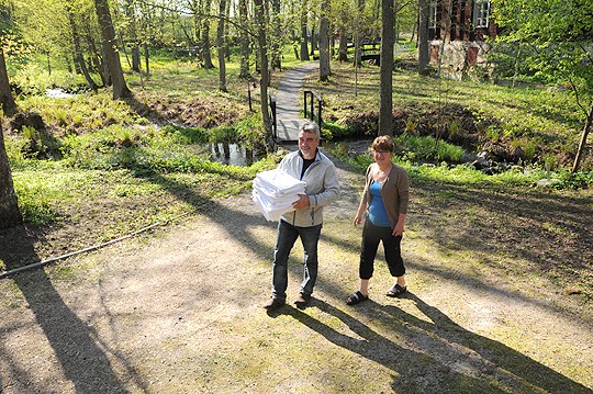 Risto ja Eeva Elon toukokuu on täynnä työtä, muun muassa lakananvaihtoa. Lauantaina Kirjakkalan maisemiin tulee lisävipinää kolmen kylän yhteistapahtumasta.