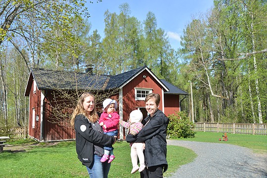 Prästkullassa päiväkoti jatkaa näillä näkymin tutussa osoitteessa. Käyttäjiä on kuvassa kaksi; Hanne Riskin sylissä istuva Sara tosin on jo päiväkotikonkari siinä vaiheessa, kun Annette Strömin sylissä ihmettelevä Michelle on hoitoiässä.