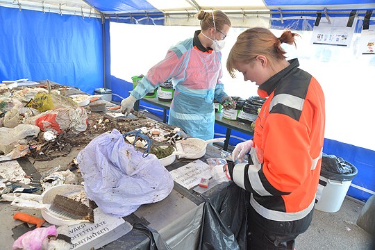 Sananmukaisesti roskahommaa, mutta tärkeää; Korvenmäessä on selvitelty, mitä kaikkea sekajätepusseista löytyy. Työssä Matti Kakko ja Kaisa Katajisto.