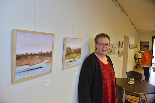 Carita Sirén on tehnyt monelaista taiteen alalla. Teijon Masuunissa esillä on maisemamaalauksia.