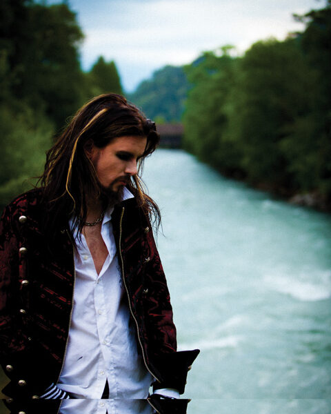 Perttu Kivilaakso tarttuu vanhassa koulussa remonttivasaraan; tekemistä vanhassa rakennuksessa on riittämiin. Kuva Paavo Lötjönen