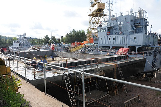 Kelluvan uima-altaan hitsaustyöt valmistuvat toukoukussa, sen jälkeen tehdään pintakäsitely ja laiteasennukset.