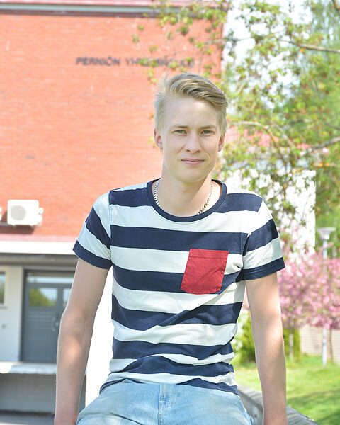 Aleksi Knaapisella on edessä lakkiaiset ja myöhemmin kesällä armeijan harmaisiin lähtö.