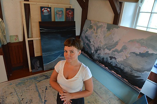 Anna Tahkolan maalauksissa meri näyttäytyy monenlaisena. Taiteilijan työhuone on Mathildedalin Plattapoffissa.