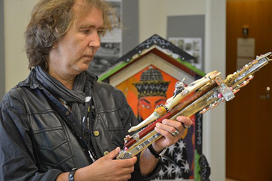 Petri Martikainen toteuttaa itseään musiikin ja kuvataiteen avulla. Perniön kunnantalon näyttelyyn tulee maalauksia, veistoksia ja muun muassa shakkipöytä. Kuvassa olevan krusifiksin Jeesus on tehty oksasta.