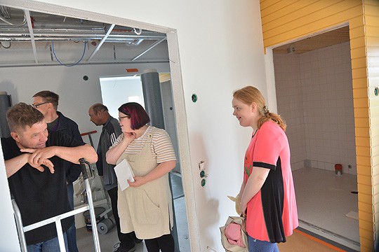 Lehmuskoti valmistuu juhannukseksi, lupaa Jussi Kämi (vas). Miia Niemelä kuuluu henkilökuntaan ja Henna Pekkarinen (oik) on talon tuleva asukas. Taustalla Kari Lehto ja Tommi Helminen tarkastelevat paikkoja.
