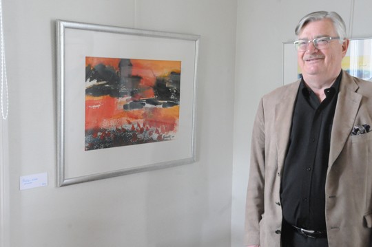 Jarmo Virmavirta toi akvarellejaan Levolaan. Kuvan maalaukseen antoi innoituksen Pihtlan kirkko Virossa.