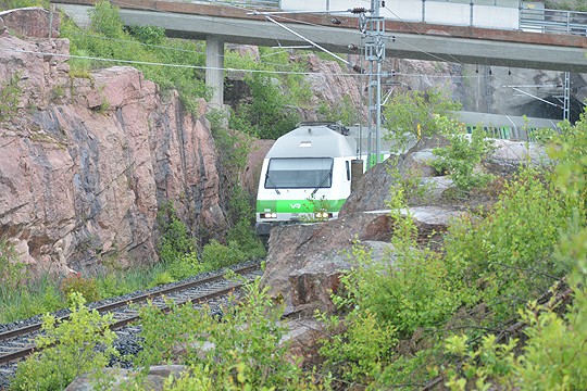 Rantaradalla huolletaan paitsi itse rataa, myös tunneleita. Kuva on Perniöstä Märjänmäen ja Lemunmäen väliltä.