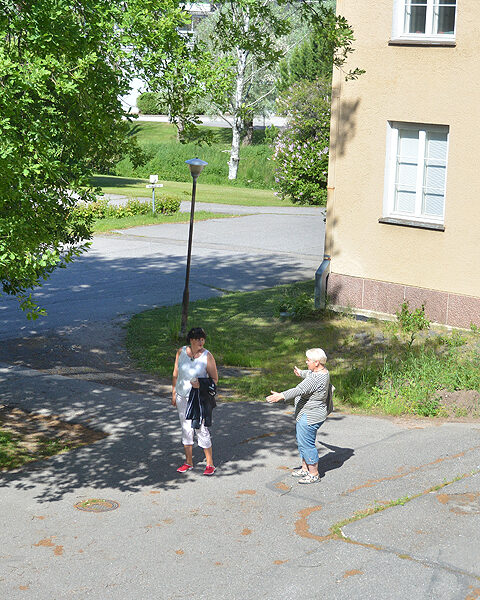 Susanna Manelius ja Irmeli Nurminen sovittelevat jo mielessään myyntipaikkoja kunnantalon pihalle.