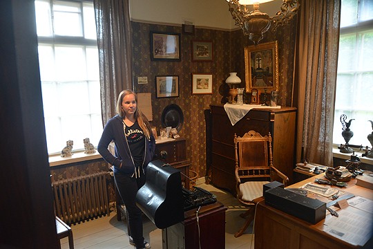 Anette Ahlqvist sai kesätyön Perniön museosta. Nurkkahuoneeseen sisustettiin museon 80-vuotispäivien kunniaksi K.F. Kaarlosen työhuone. Kaarlosen vanhojen esineiden kokoelma toimi aikanaan museon pohjana.