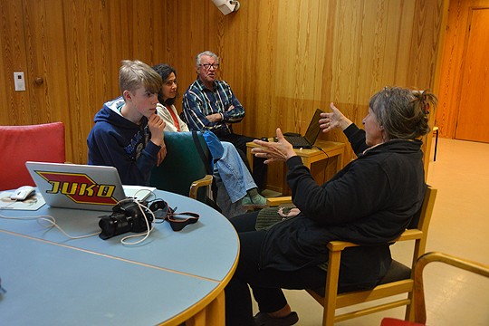 Perniöläisyys muuntuu kuvaesityksiksi työpajoissa. Viime viikolla toimessa olivat Niilo Jokinen ja Ilkka Leikkonen. Andréa Vannucchi ja Tarja Lapila opastavat.