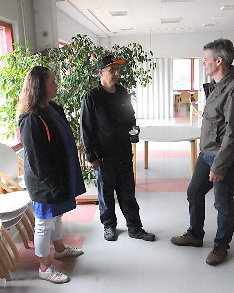 Juha Mannonen (kesk) tuntee liikuntahallin kuin omat taskunsa. Jatkossa työmaa on urheilupuiston laidalla. Maaret Aitio ja Pekka Leikkonen kävivät kiittämässä hyvästä työstä.