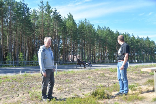 Kalle Melkkilä ja Kai Tuusa kehuvat Perniön ravien tunnelmaa. Maanantaina radalla oli harjoitusajaja.